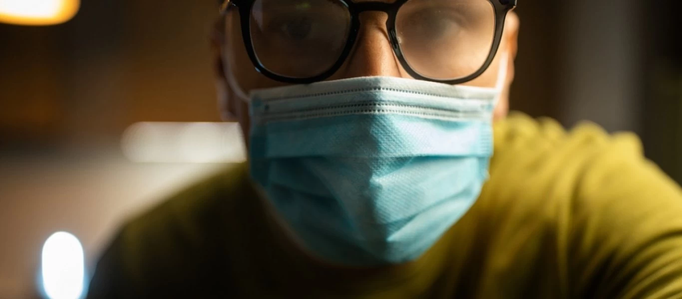 Θα σας «σώσει»: Το κόλπο με το σαπούνι για να μην θολώνουν τα γυαλιά όταν φοράτε μάσκα